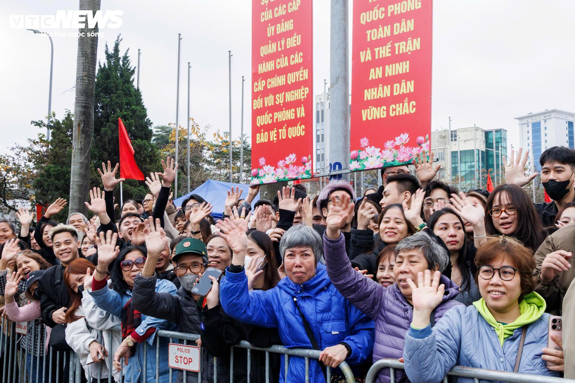 T&acirc;n binh bịn rịn chia tay bạn g&aacute;i, hẹn tổ chức đ&aacute;m cưới sau 2 năm qu&acirc;n ngũ- Ảnh 4.