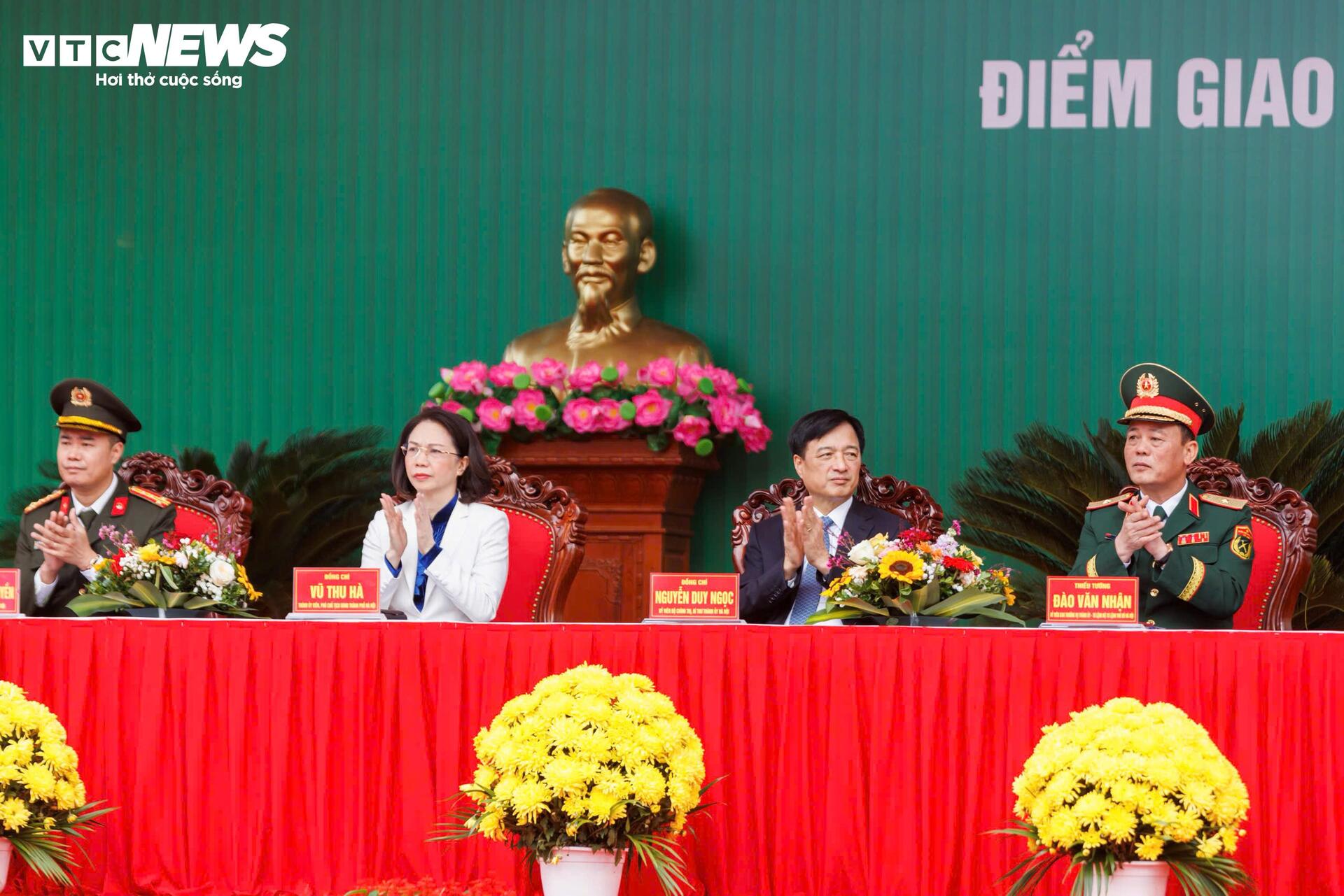 T&acirc;n binh bịn rịn chia tay bạn g&aacute;i, hẹn tổ chức đ&aacute;m cưới sau 2 năm qu&acirc;n ngũ- Ảnh 5.