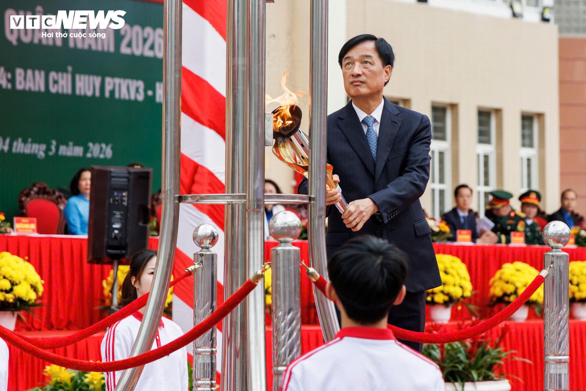 T&acirc;n binh bịn rịn chia tay bạn g&aacute;i, hẹn tổ chức đ&aacute;m cưới sau 2 năm qu&acirc;n ngũ- Ảnh 6.