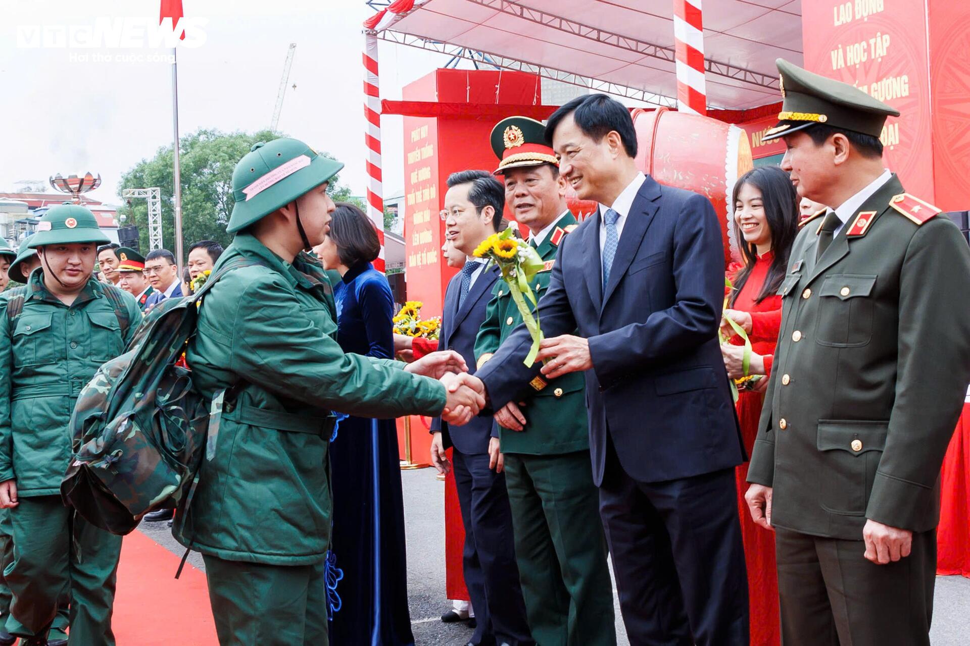 T&acirc;n binh bịn rịn chia tay bạn g&aacute;i, hẹn tổ chức đ&aacute;m cưới sau 2 năm qu&acirc;n ngũ- Ảnh 7.