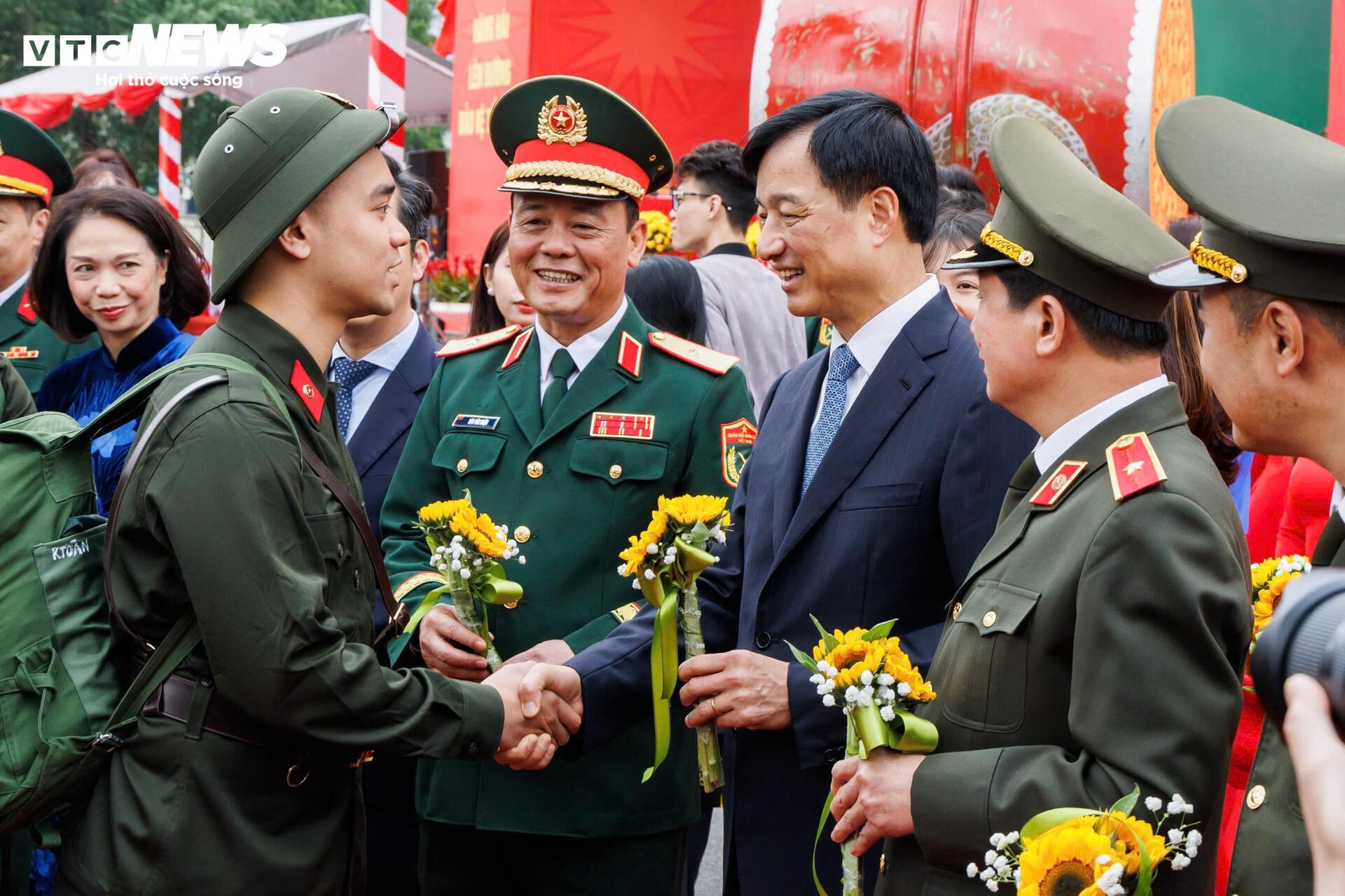 T&acirc;n binh bịn rịn chia tay bạn g&aacute;i, hẹn tổ chức đ&aacute;m cưới sau 2 năm qu&acirc;n ngũ- Ảnh 8.