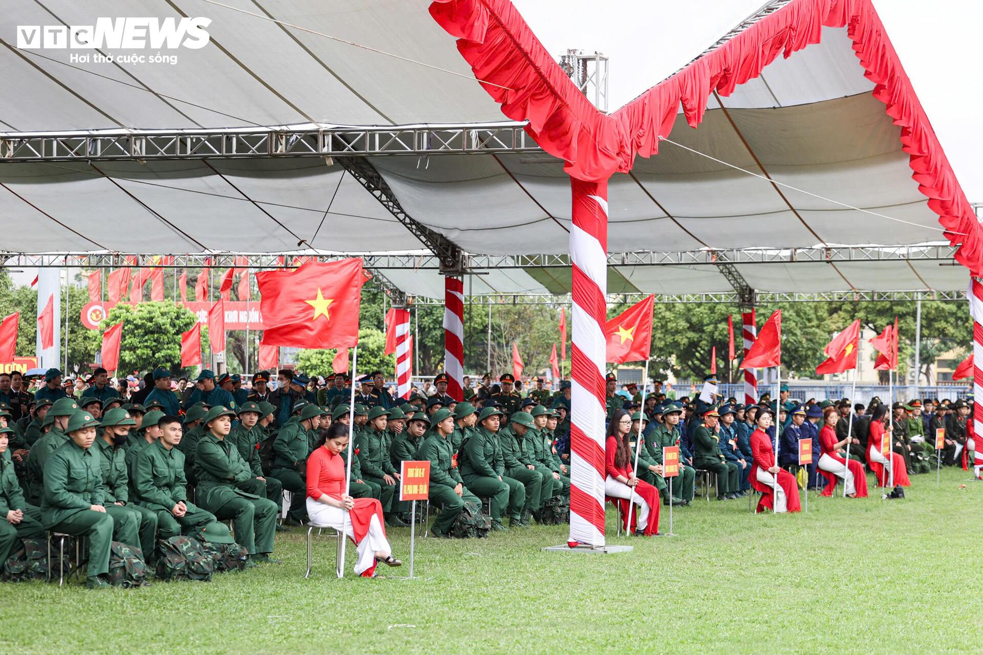 T&acirc;n binh bịn rịn chia tay bạn g&aacute;i, hẹn tổ chức đ&aacute;m cưới sau 2 năm qu&acirc;n ngũ- Ảnh 9.