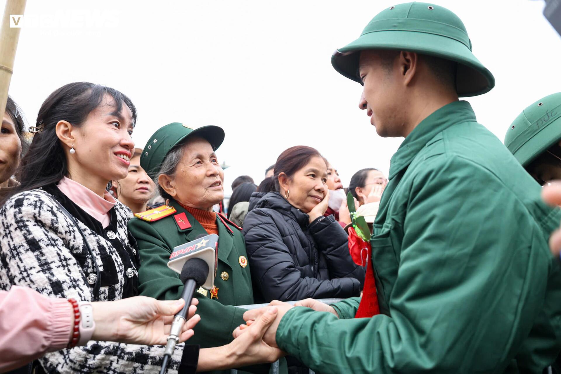 T&acirc;n binh bịn rịn chia tay bạn g&aacute;i, hẹn tổ chức đ&aacute;m cưới sau 2 năm qu&acirc;n ngũ- Ảnh 14.
