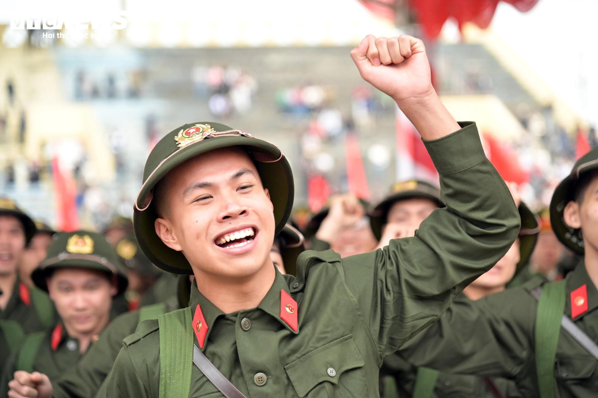 T&acirc;n binh bịn rịn chia tay bạn g&aacute;i, hẹn tổ chức đ&aacute;m cưới sau 2 năm qu&acirc;n ngũ- Ảnh 20.