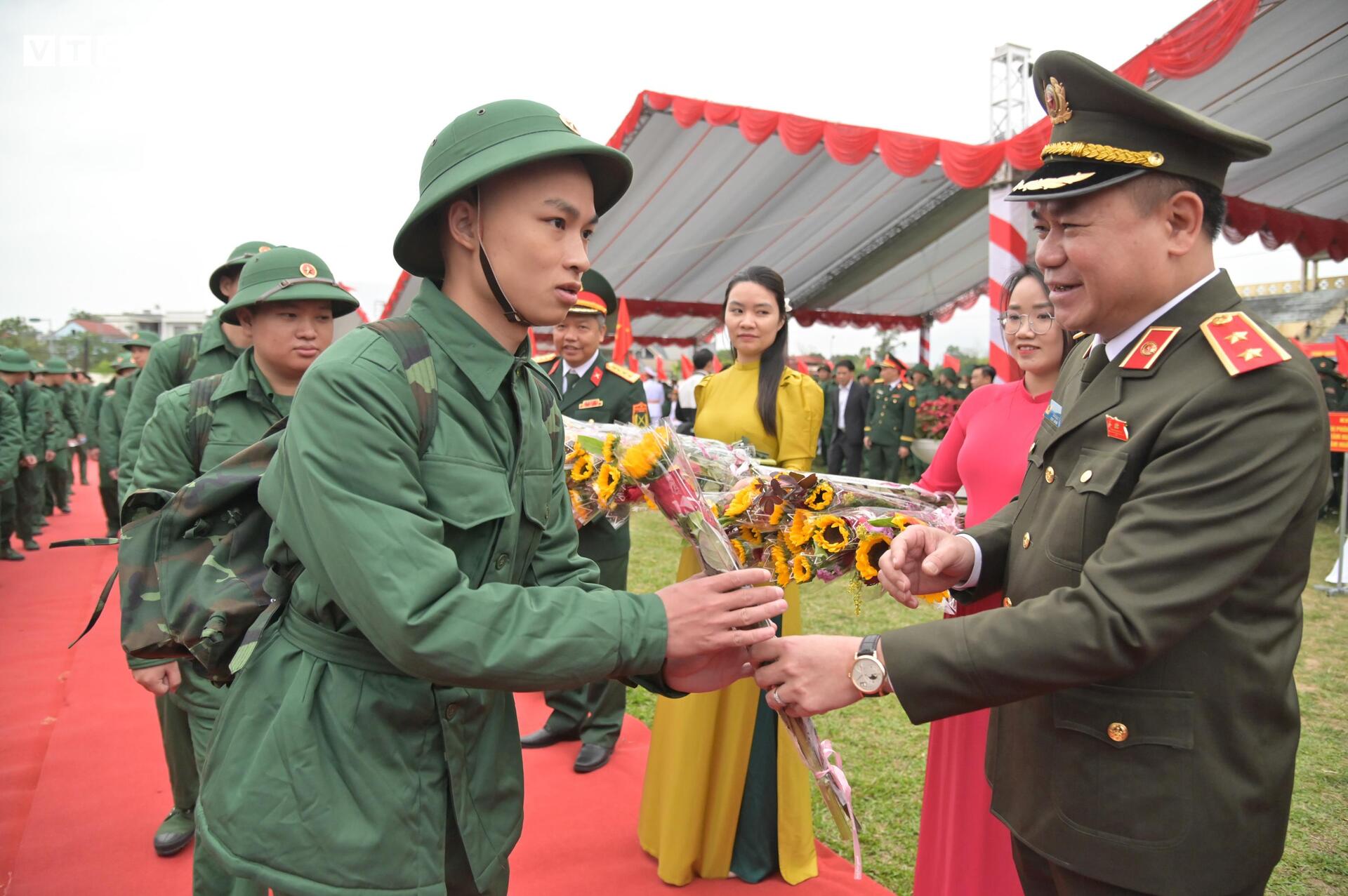 T&acirc;n binh bịn rịn chia tay bạn g&aacute;i, hẹn tổ chức đ&aacute;m cưới sau 2 năm qu&acirc;n ngũ- Ảnh 23.