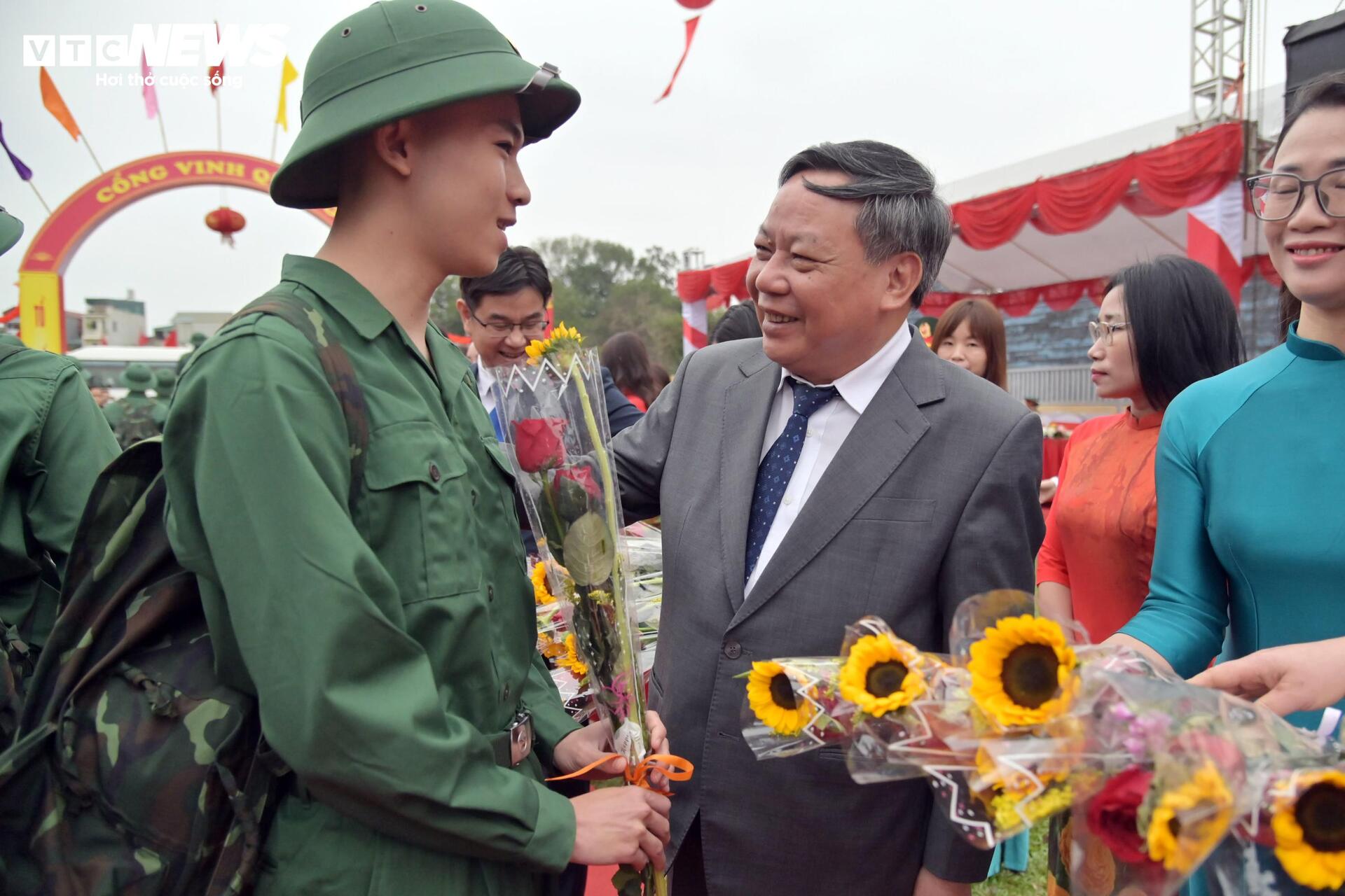 T&acirc;n binh bịn rịn chia tay bạn g&aacute;i, hẹn tổ chức đ&aacute;m cưới sau 2 năm qu&acirc;n ngũ- Ảnh 22.