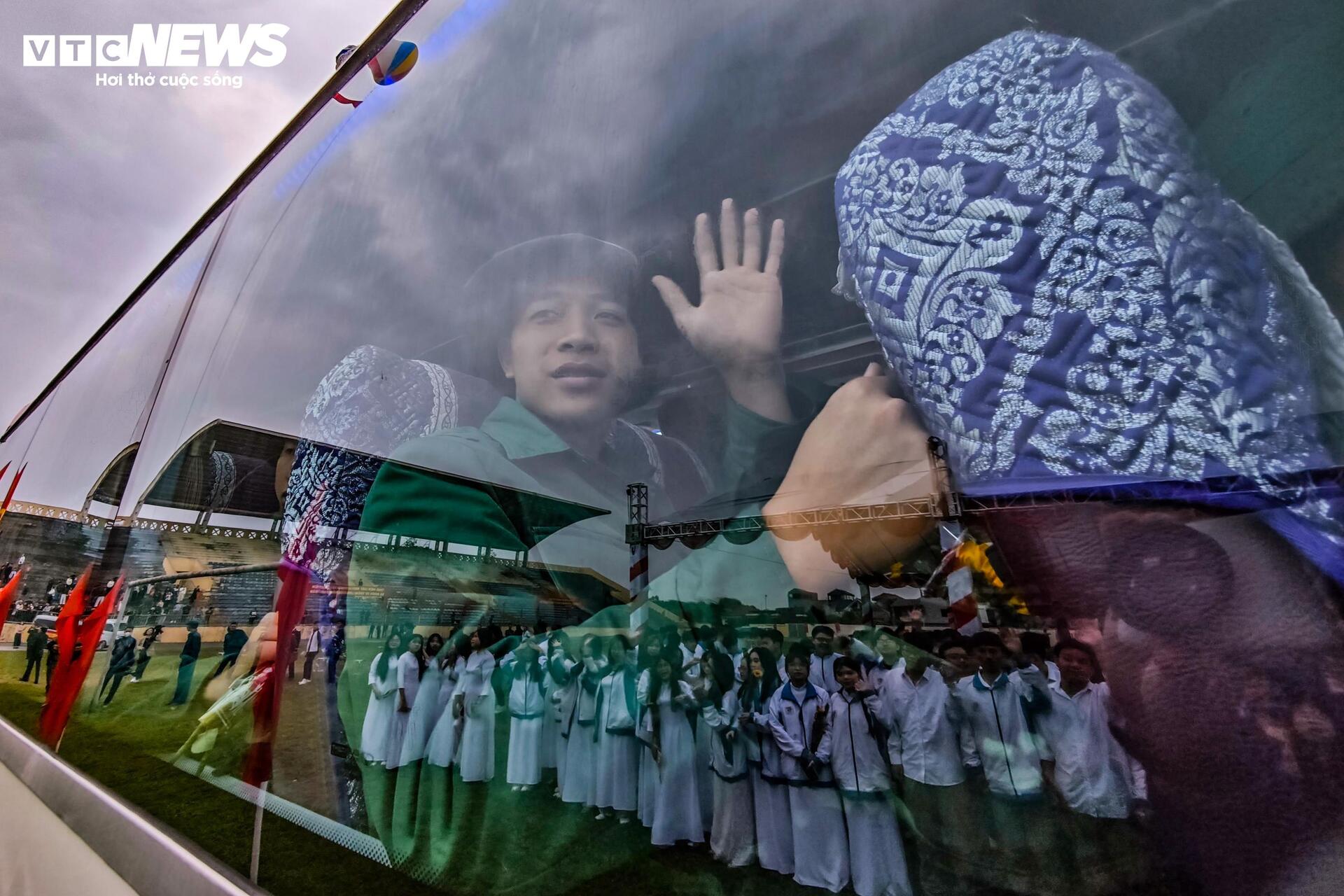 T&acirc;n binh bịn rịn chia tay bạn g&aacute;i, hẹn tổ chức đ&aacute;m cưới sau 2 năm qu&acirc;n ngũ- Ảnh 24.