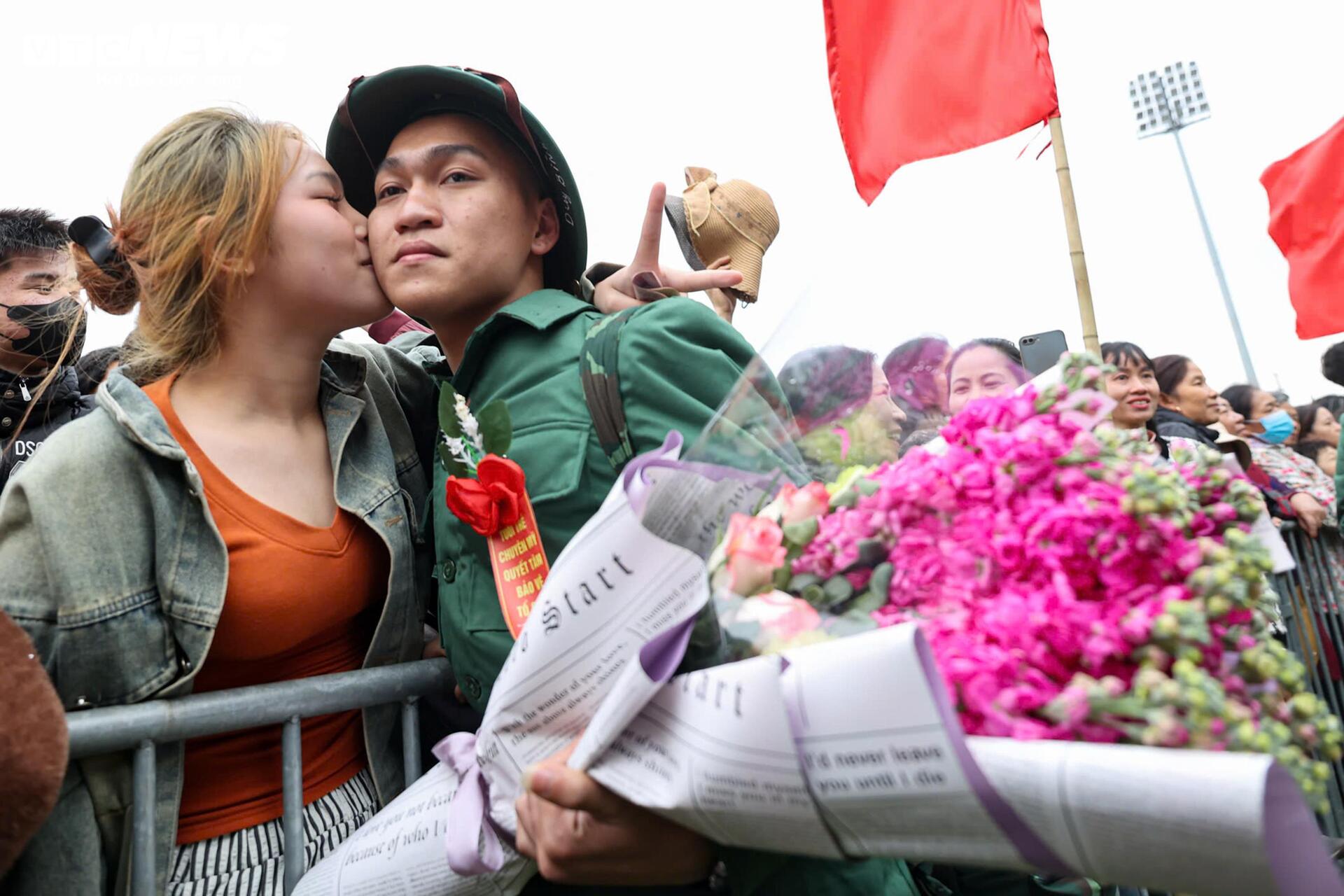 T&acirc;n binh bịn rịn chia tay bạn g&aacute;i, hẹn tổ chức đ&aacute;m cưới sau 2 năm qu&acirc;n ngũ- Ảnh 16.