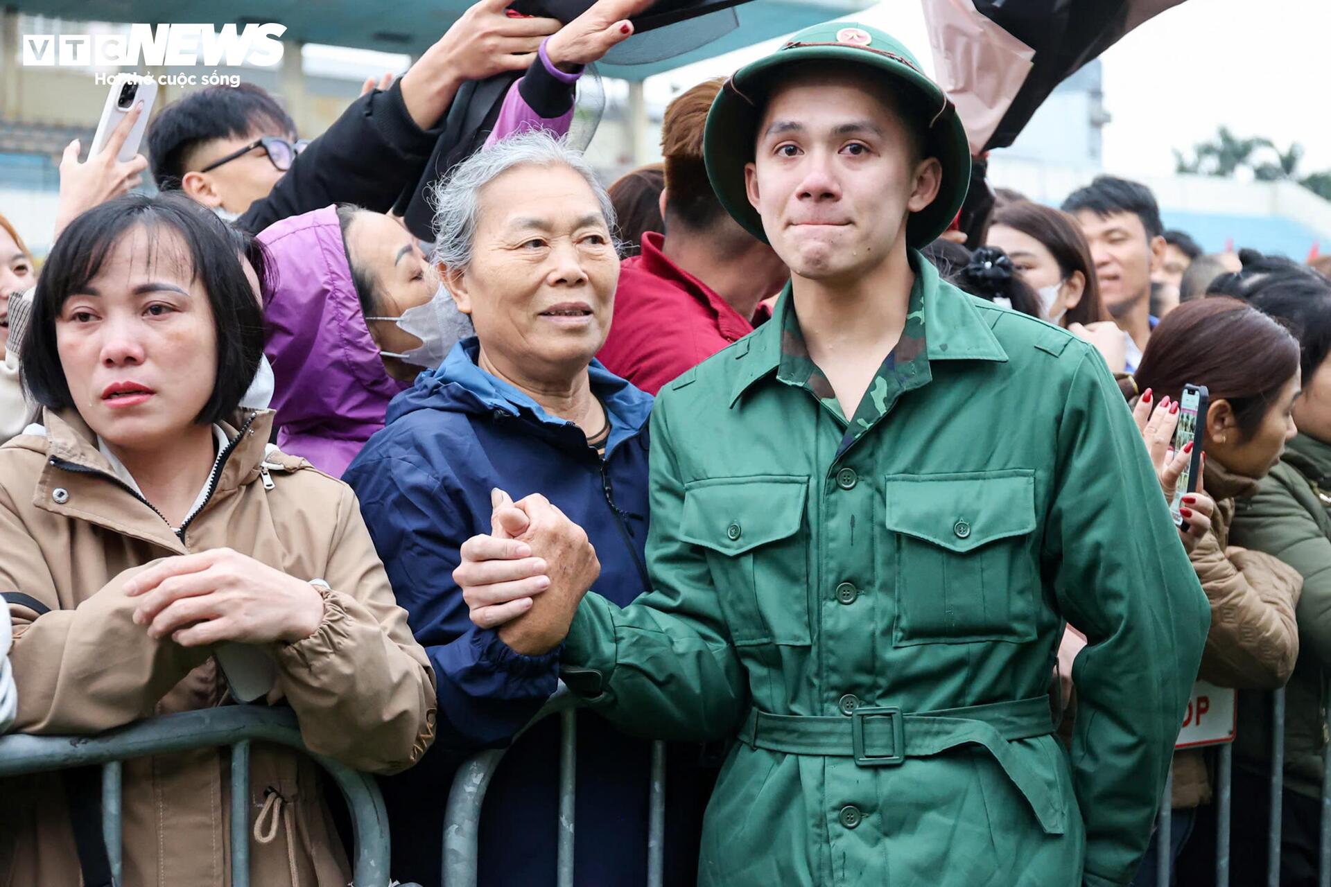 T&acirc;n binh bịn rịn chia tay bạn g&aacute;i, hẹn tổ chức đ&aacute;m cưới sau 2 năm qu&acirc;n ngũ- Ảnh 13.