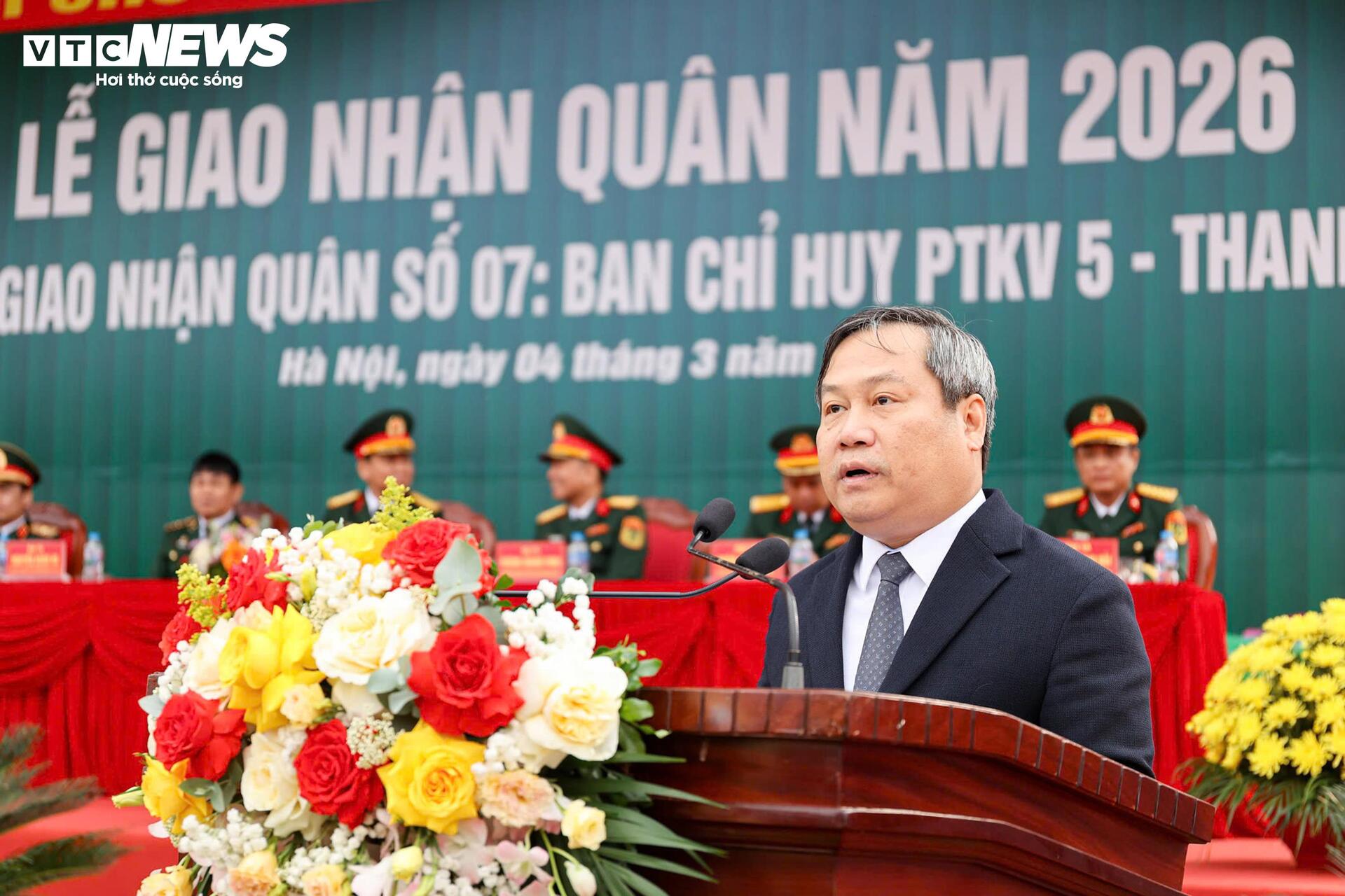 T&acirc;n binh bịn rịn chia tay bạn g&aacute;i, hẹn tổ chức đ&aacute;m cưới sau 2 năm qu&acirc;n ngũ- Ảnh 10.