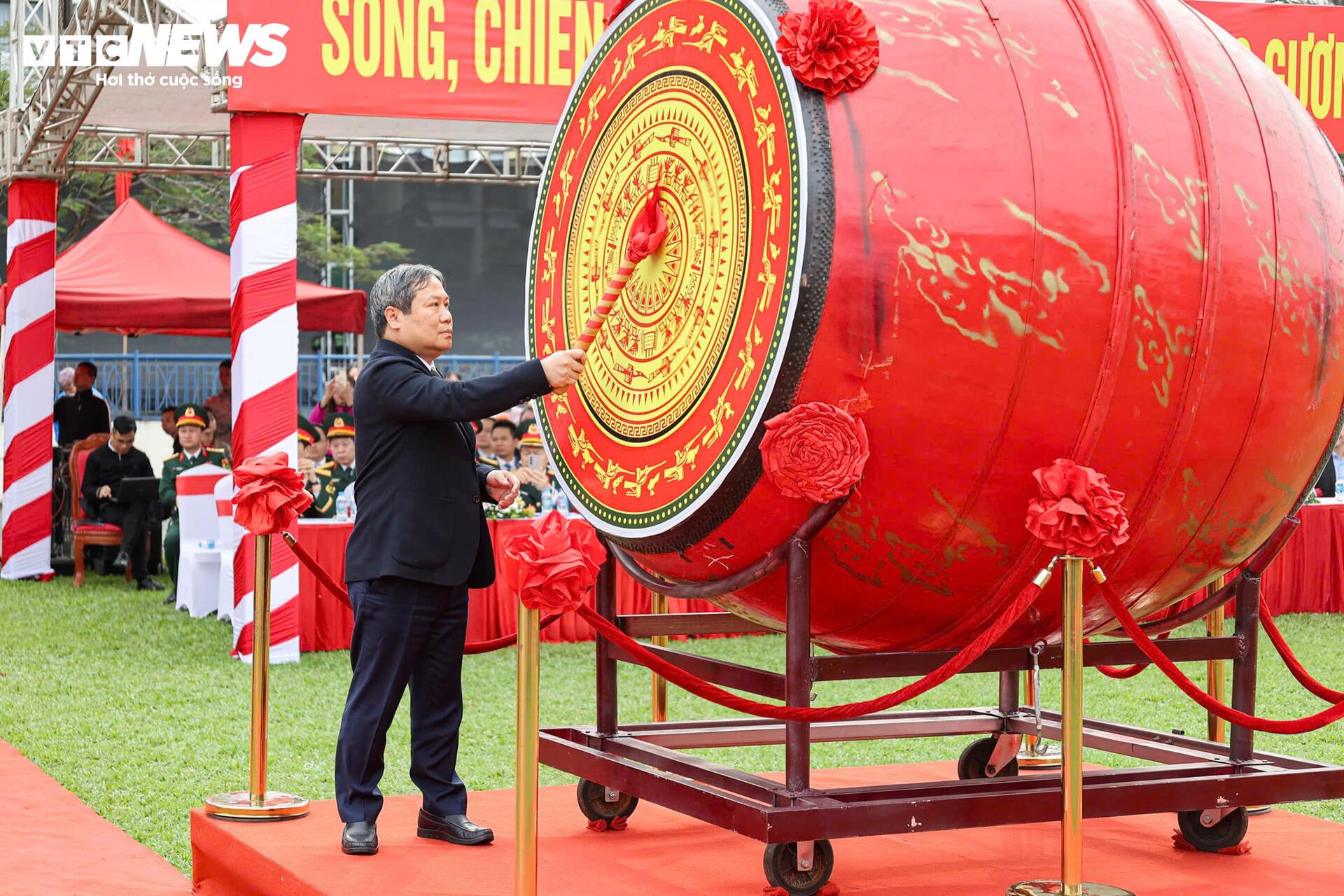 T&acirc;n binh bịn rịn chia tay bạn g&aacute;i, hẹn tổ chức đ&aacute;m cưới sau 2 năm qu&acirc;n ngũ- Ảnh 11.