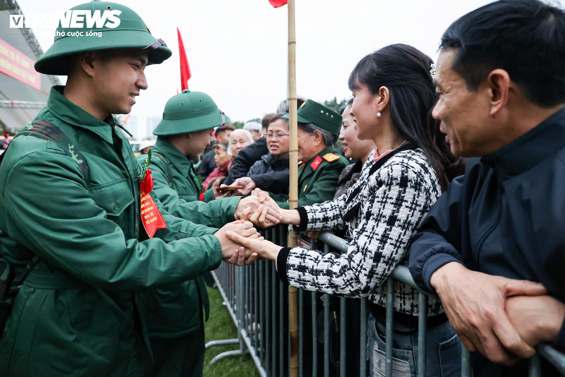 T&acirc;n binh bịn rịn chia tay bạn g&aacute;i, hẹn tổ chức đ&aacute;m cưới sau 2 năm qu&acirc;n ngũ- Ảnh 12.