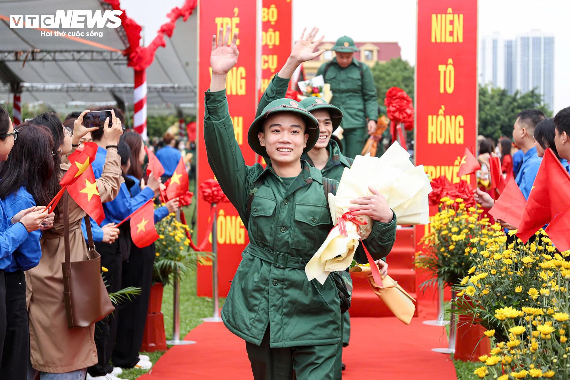 T&acirc;n binh bịn rịn chia tay bạn g&aacute;i, hẹn tổ chức đ&aacute;m cưới sau 2 năm qu&acirc;n ngũ- Ảnh 17.