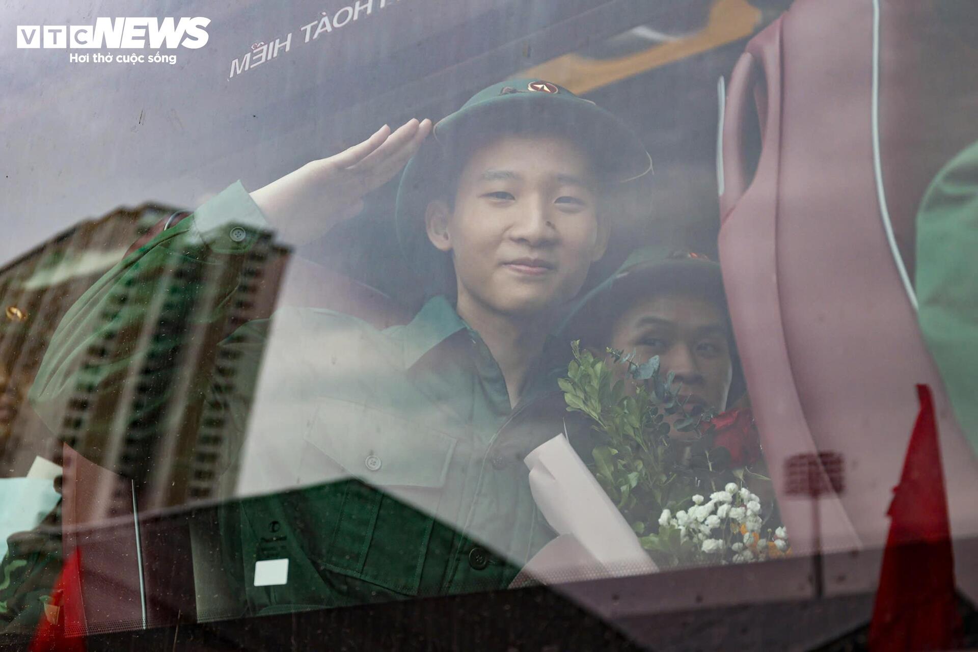 T&acirc;n binh bịn rịn chia tay bạn g&aacute;i, hẹn tổ chức đ&aacute;m cưới sau 2 năm qu&acirc;n ngũ- Ảnh 19.