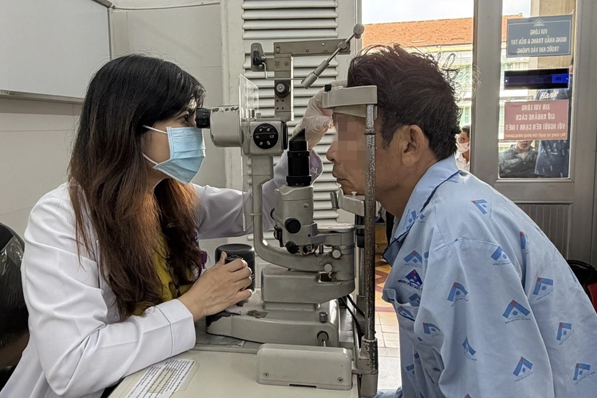 T&ograve; m&ograve; xem ph&aacute;o nổ, người đ&agrave;n &ocirc;ng 46 tuổi đối mặt nguy cơ m&ugrave; l&ograve;a vĩnh viễn- Ảnh 1.