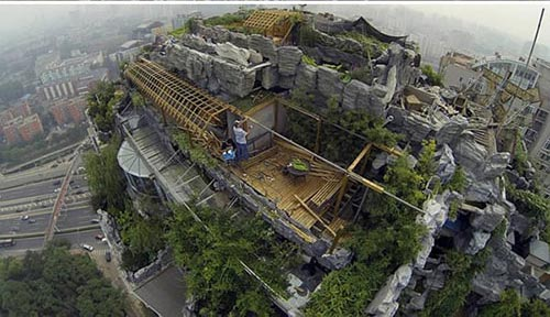 Đại gia ng&agrave;nh y chi tiền khủng, &acirc;m thầm x&acirc;y biệt thự đ&aacute; tr&ecirc;n n&oacute;c chung cư 26 tầng suốt nhiều năm: Cơ quan chức năng v&agrave;o cuộc, buộc ph&aacute; dỡ sau 15 ng&agrave;y- Ảnh 3.