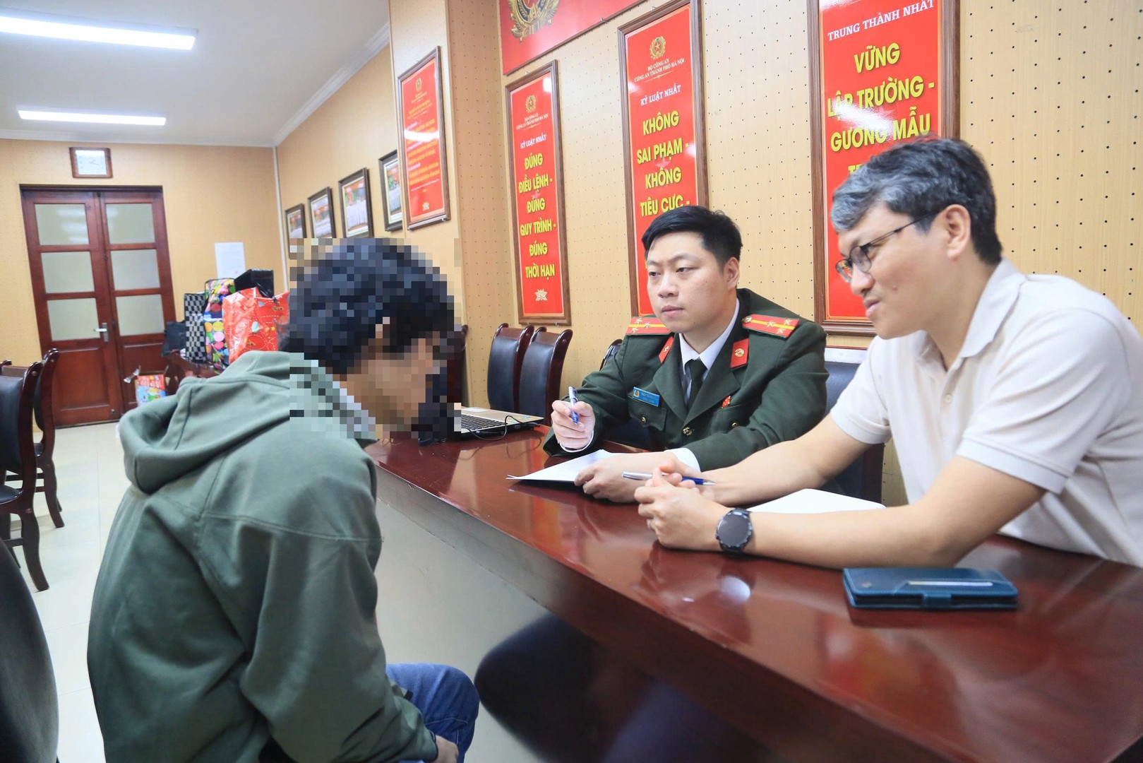 Phát hiện ổ nhóm giả danh Cảnh sát Nhật Bản hoạt động lừa đảo tại Hà Nội: Hơn 11 tỷ đồng đã bị chiếm đoạt- Ảnh 2. Phát hiện ổ nhóm giả danh Cảnh sát Nhật Bản hoạt động lừa đảo tại Hà Nội: Hơn 11 tỷ đồng đã bị chiếm đoạt- Ảnh 2.