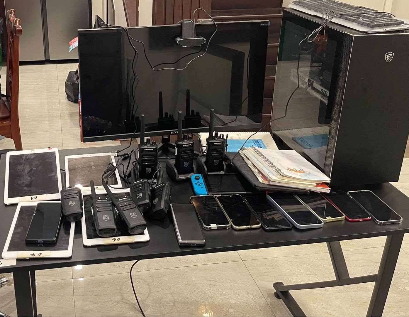 Phát hiện ổ nhóm giả danh Cảnh sát Nhật Bản hoạt động lừa đảo tại Hà Nội: Hơn 11 tỷ đồng đã bị chiếm đoạt- Ảnh 3. Phát hiện ổ nhóm giả danh Cảnh sát Nhật Bản hoạt động lừa đảo tại Hà Nội: Hơn 11 tỷ đồng đã bị chiếm đoạt- Ảnh 3.