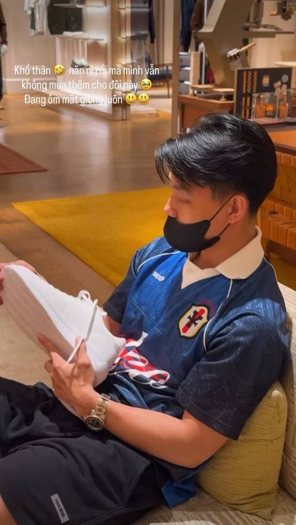 Bạn gái “trâm anh thế phiệt” đưa Văn Thanh đi mua hàng hiệu, chọn toàn món đắt tiền- Ảnh 2. Bạn gái “trâm anh thế phiệt” đưa Văn Thanh đi mua hàng hiệu, chọn toàn món đắt tiền- Ảnh 2.