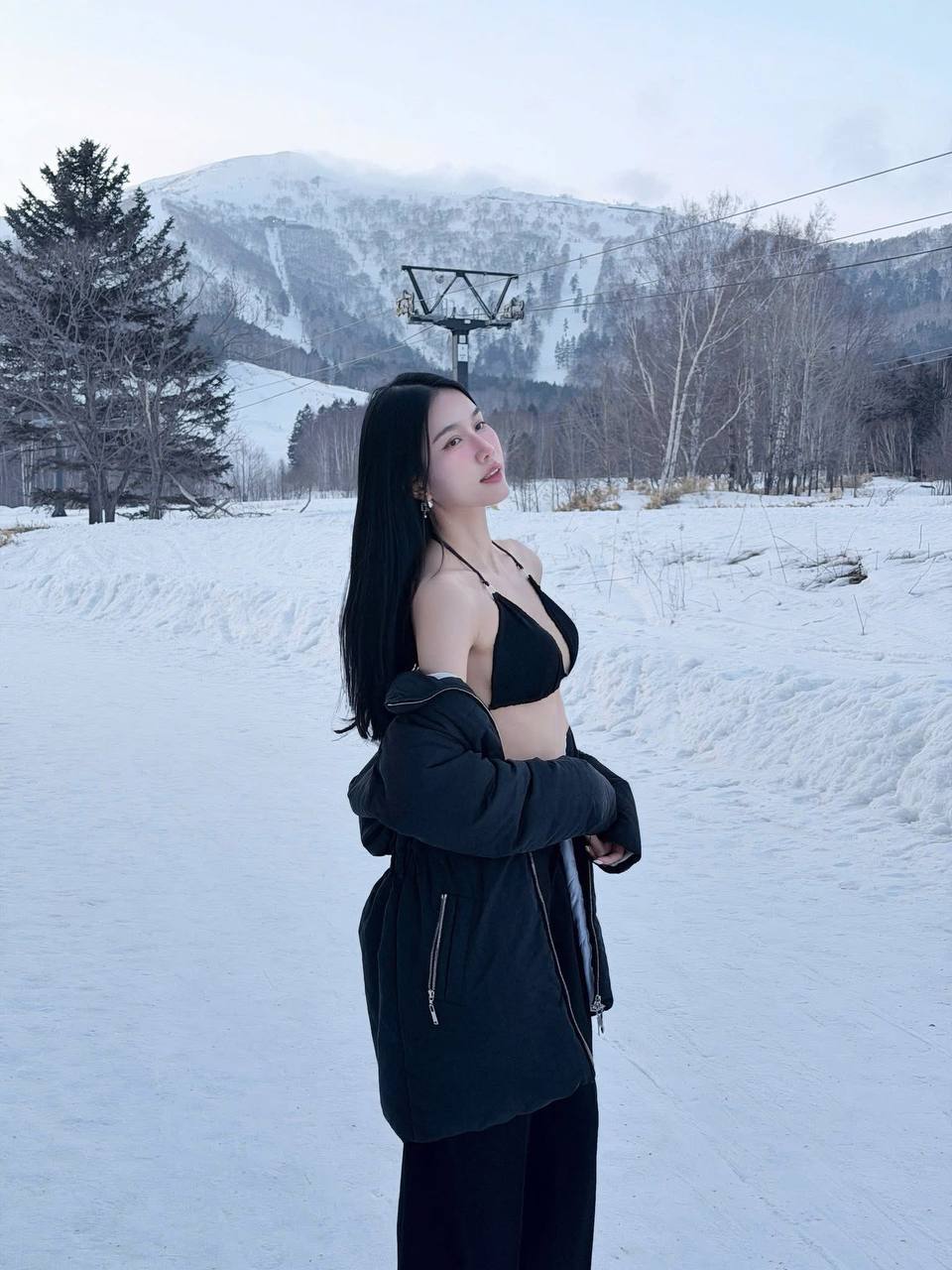 Giảng vi&ecirc;n Vbiz bỏ h&igrave;nh tượng "g&aacute;i ngoan", theo Lisa khoe nội y giữa trời tuyết- Ảnh 3.