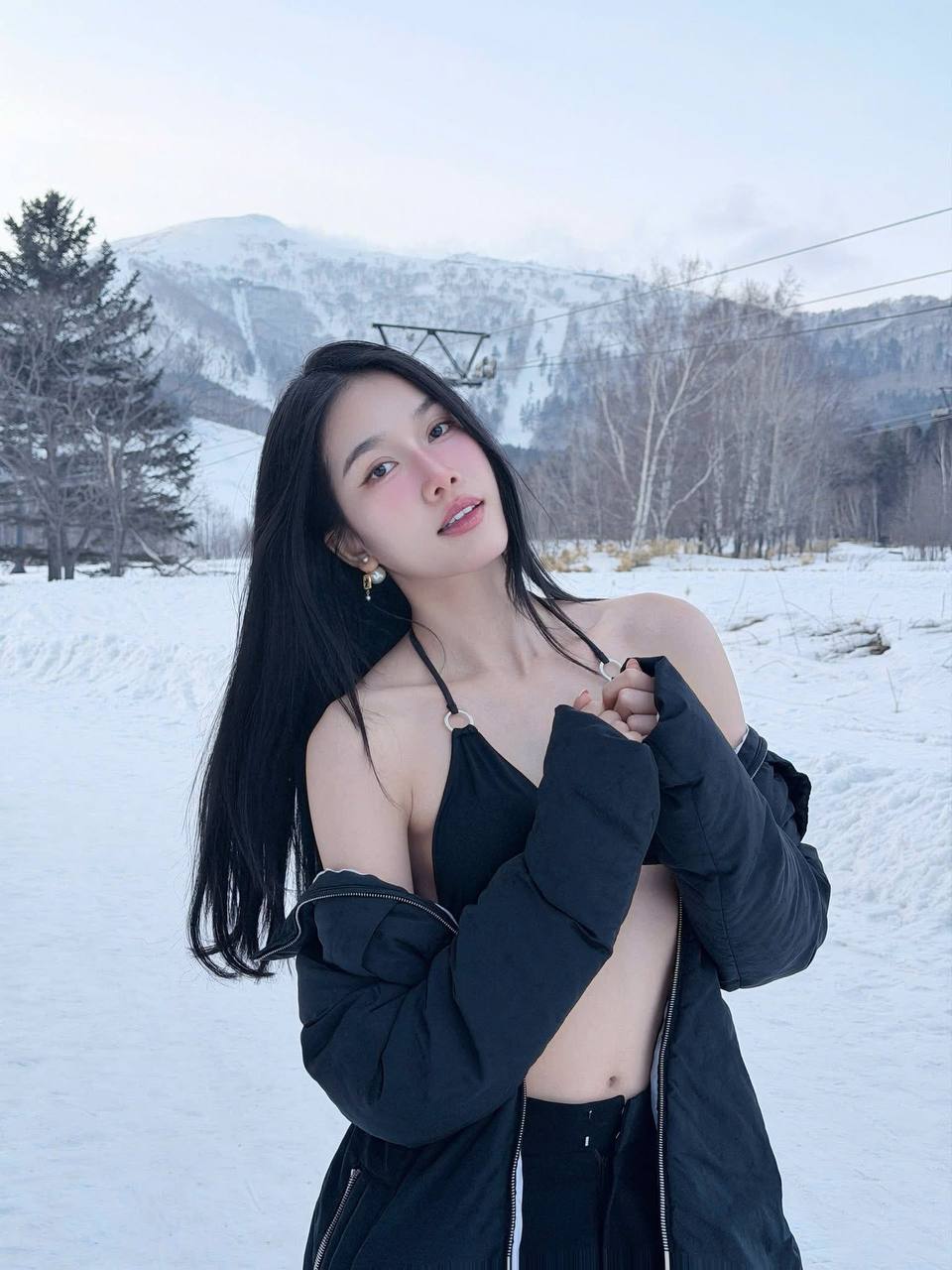 Giảng vi&ecirc;n Vbiz bỏ h&igrave;nh tượng "g&aacute;i ngoan", theo Lisa khoe nội y giữa trời tuyết- Ảnh 4.