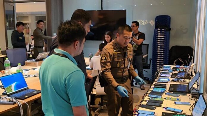 Cảnh sát Thái Lan bắt giữ 94 người Việt tại tụ điểm cờ bạc trực tuyến, thu giữ hơn 500 điện thoại- Ảnh 5. Cảnh sát Thái Lan bắt giữ 94 người Việt tại tụ điểm cờ bạc trực tuyến, thu giữ hơn 500 điện thoại- Ảnh 5.