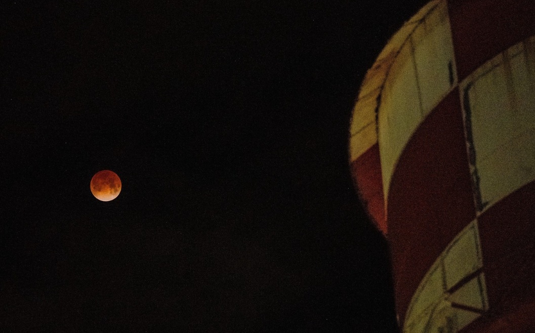 Nguyệt thực 3-3: Ch&ugrave;m ảnh trăng m&aacute;u rực đỏ từ khắp thế giới- Ảnh 5.