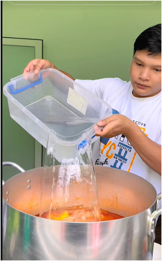 Nấu t&ocirc;m h&ugrave;m, vịt quay đ&atilde;i thợ x&acirc;y trong 3 th&aacute;ng, mới dọn v&agrave;o ở đ&atilde; nứt trần, mưa dột xối xả: TikToker miền T&acirc;y "kh&oacute;c r&ograve;ng"!- Ảnh 9.