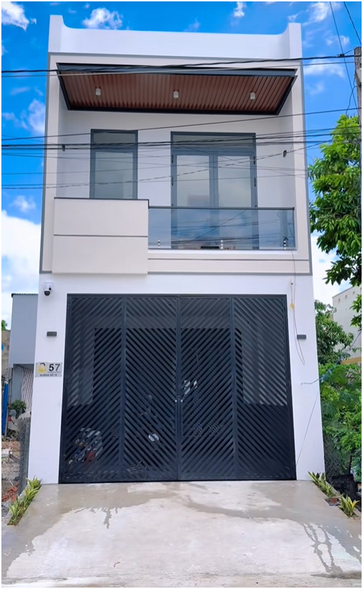 Nấu t&ocirc;m h&ugrave;m, vịt quay đ&atilde;i thợ x&acirc;y trong 3 th&aacute;ng, mới dọn v&agrave;o ở đ&atilde; nứt trần, mưa dột xối xả: TikToker miền T&acirc;y "kh&oacute;c r&ograve;ng"!- Ảnh 2.