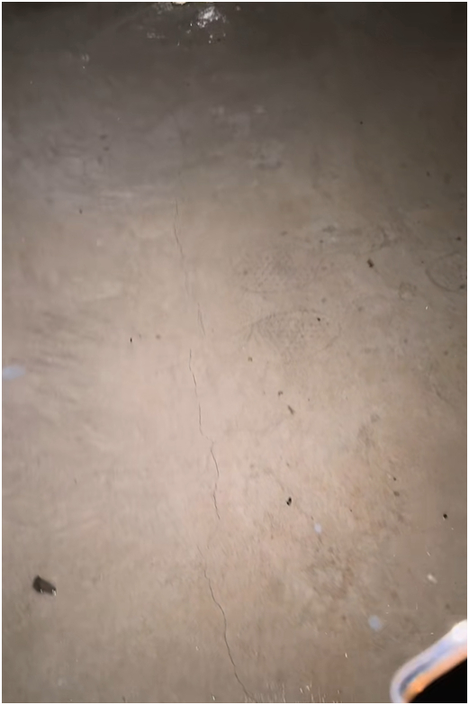 Nấu t&ocirc;m h&ugrave;m, vịt quay đ&atilde;i thợ x&acirc;y trong 3 th&aacute;ng, mới dọn v&agrave;o ở đ&atilde; nứt trần, mưa dột xối xả: TikToker miền T&acirc;y "kh&oacute;c r&ograve;ng"!- Ảnh 3.