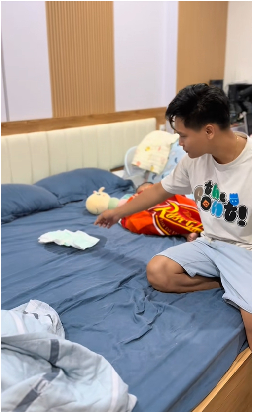 Nấu t&ocirc;m h&ugrave;m, vịt quay đ&atilde;i thợ x&acirc;y trong 3 th&aacute;ng, mới dọn v&agrave;o ở đ&atilde; nứt trần, mưa dột xối xả: TikToker miền T&acirc;y "kh&oacute;c r&ograve;ng"!- Ảnh 8.