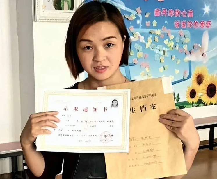 12 năm sau khi trượt cao đẳng, người phụ nữ đến ng&acirc;n h&agrave;ng l&agrave;m thẻ t&iacute;n dụng th&igrave; được th&ocirc;ng b&aacute;o: &ldquo;Hồ sơ ở đ&acirc;y ghi chị đ&atilde; tốt nghiệp&rdquo;- Ảnh 1.