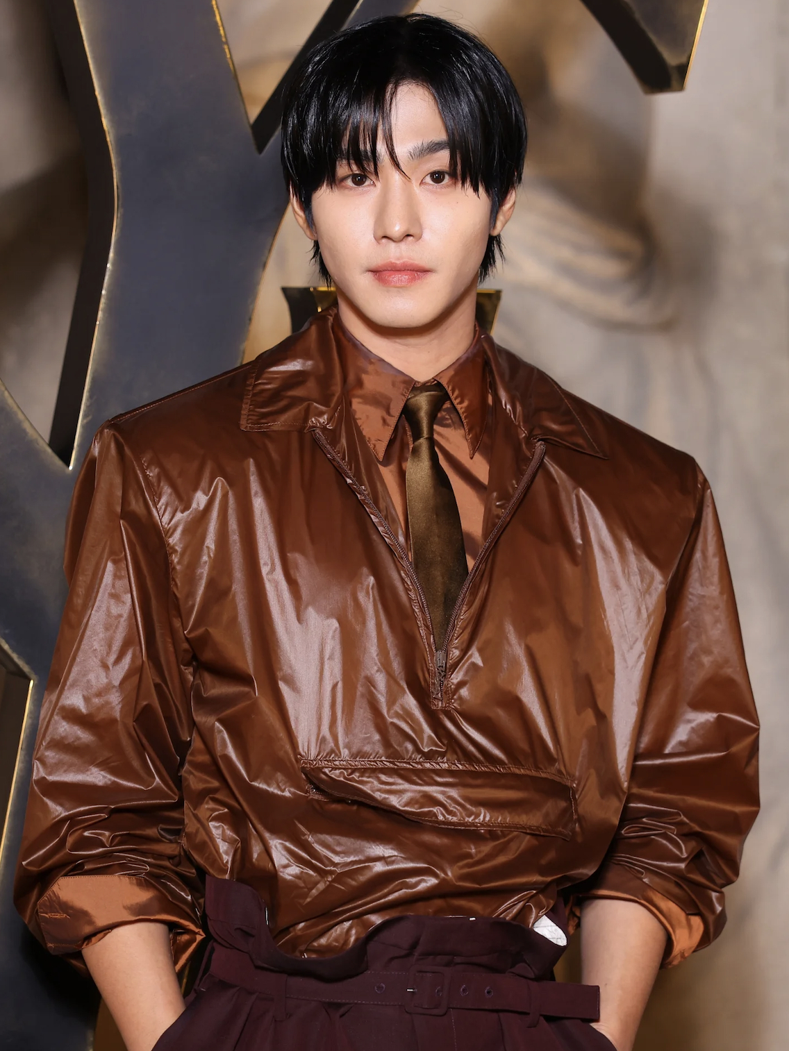 Ros&eacute; k&iacute;n đ&aacute;o nhưng tỏa s&aacute;ng đến show Saint Laurent, Cha Eun Woo đ&atilde; bị thay bằng nam thần "tổng t&agrave;i" cao gần 1m9- Ảnh 6.