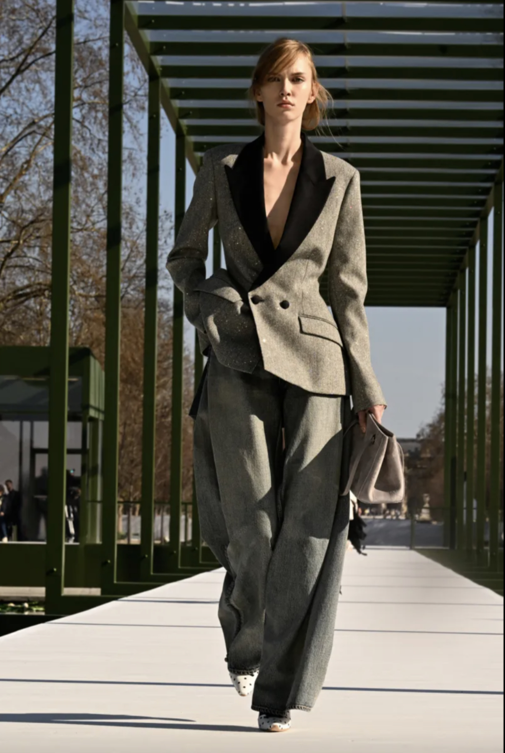 Chuyện Lọ Lem rơi gi&agrave;y ở ch&iacute;nh show Dior: D&acirc;n mạng thế giới đ&ograve;i mua gấp, viral ngay v&agrave; lu&ocirc;n!- Ảnh 9.