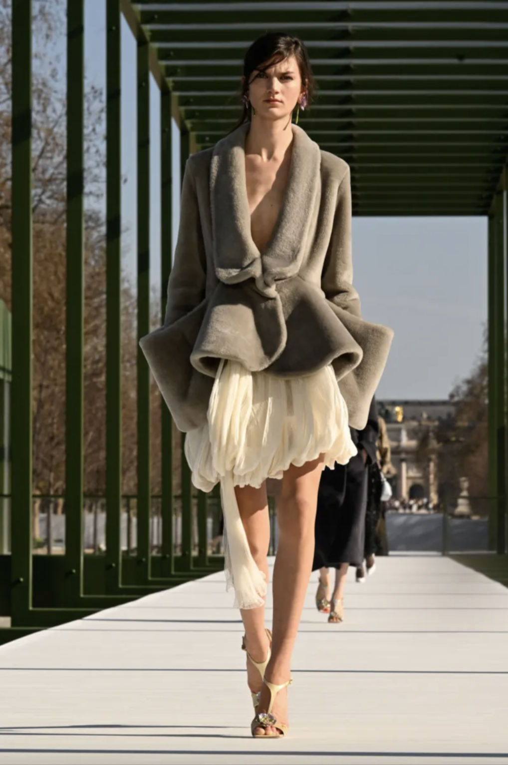 Chuyện Lọ Lem rơi gi&agrave;y ở ch&iacute;nh show Dior: D&acirc;n mạng thế giới đ&ograve;i mua gấp, viral ngay v&agrave; lu&ocirc;n!- Ảnh 8.