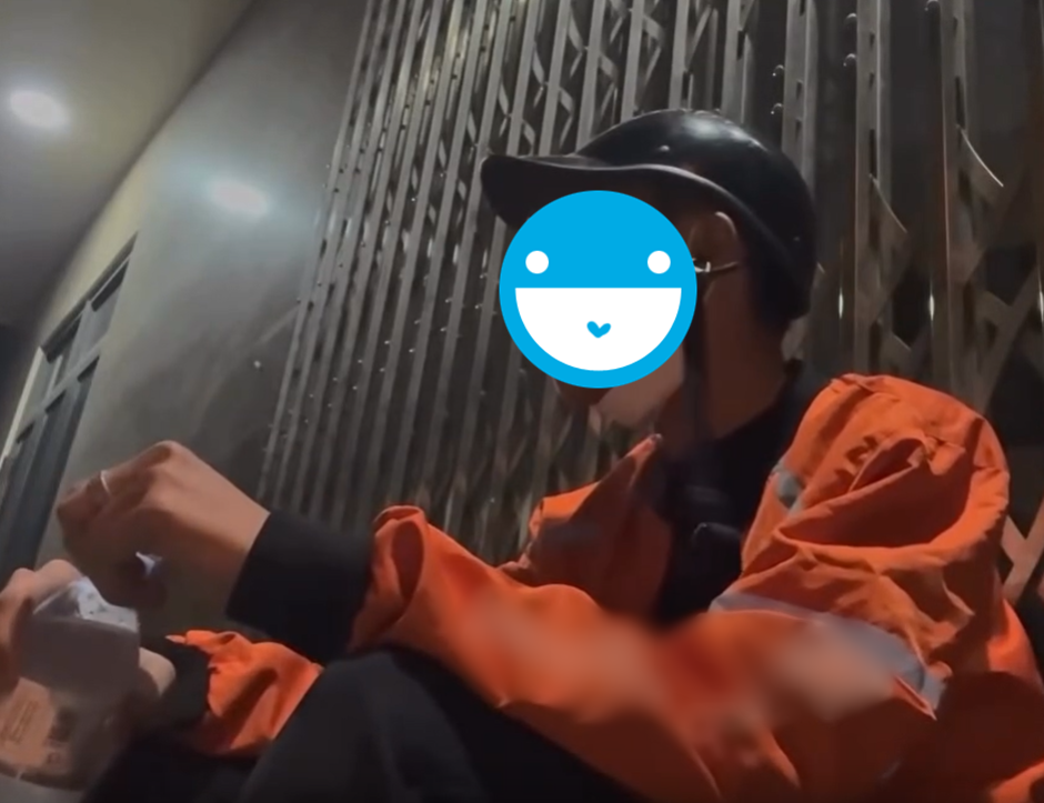 Đăng ảnh anh shipper giữa đ&ecirc;m tối k&egrave;m 1 c&acirc;u hỏi 1.000 người cho đ&aacute;p &aacute;n: &ldquo;Nếu cả đời kh&ocirc;ng rực rỡ th&igrave; sao&hellip;?&rdquo;- Ảnh 1.