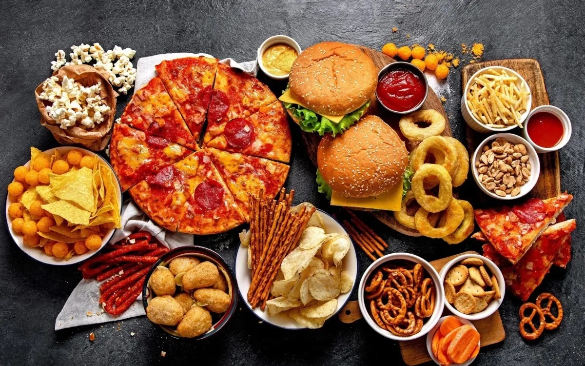 Chuộng đồ ăn nhanh, trẻ đối mặt nguy cơ thừa c&acirc;n v&agrave; bệnh m&atilde;n t&iacute;nh- Ảnh 1.