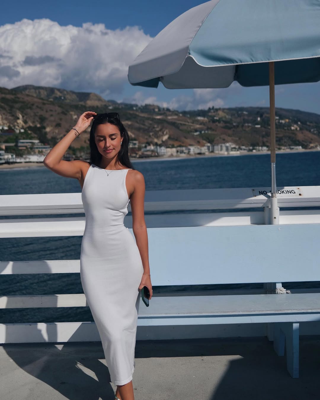 C&ocirc; d&acirc;u hot nhất to&agrave;n cầu ngồi si&ecirc;u xe 300 tỷ về dinh: Mặt thi&ecirc;n thần body &aacute;c quỷ, mặc đẹp đến nỗi mỗi khung h&igrave;nh đều h&oacute;a b&igrave;a magazine- Ảnh 17.