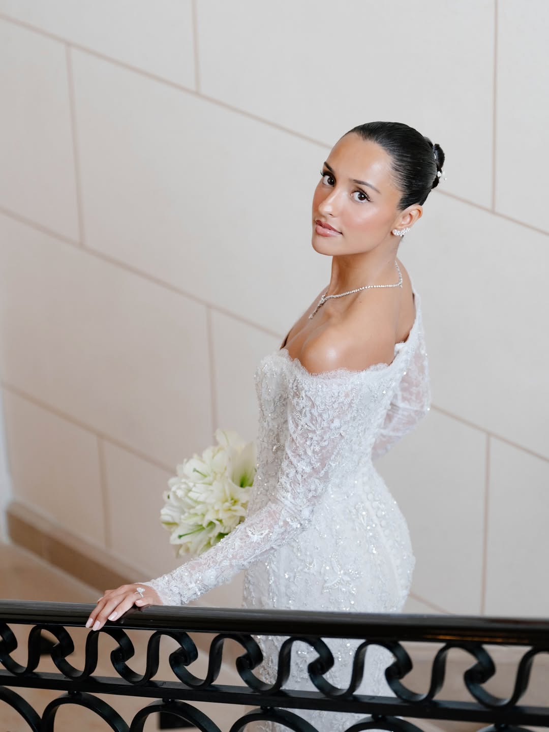 C&ocirc; d&acirc;u hot nhất to&agrave;n cầu ngồi si&ecirc;u xe 300 tỷ về dinh: Mặt thi&ecirc;n thần body &aacute;c quỷ, mặc đẹp đến nỗi mỗi khung h&igrave;nh đều h&oacute;a b&igrave;a magazine- Ảnh 2.