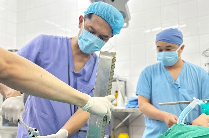 V&aacute;c cả m&aacute;y xay thịt đến bệnh viện cầu cứu sau tai nạn kinh ho&agrave;ng- Ảnh 1.