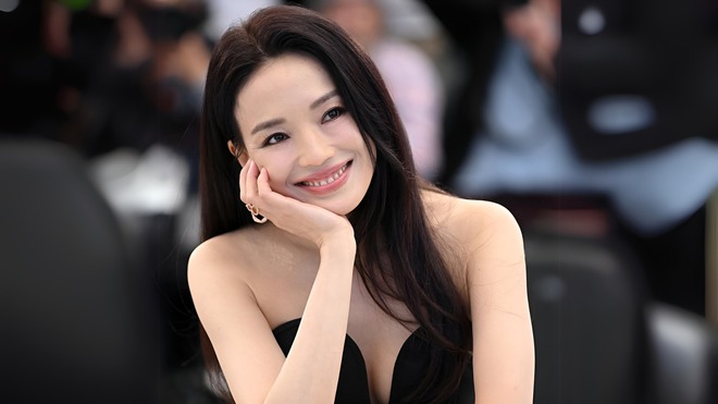 Ngoại lệ của 1,4 tỷ d&acirc;n Trung: Nữ thần đẹp "bất khả chiến bại", ngũ quan đ&uacute;c từ v&agrave;ng, U50 m&agrave; visual vẫn s&aacute;ng ch&oacute;i như kim cương- Ảnh 3.