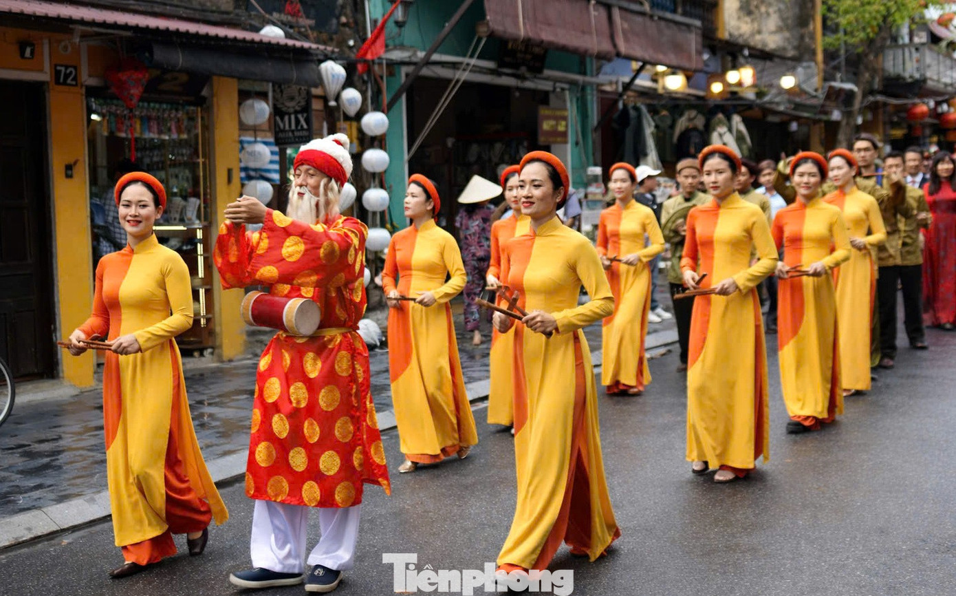 Kh&aacute;ch T&acirc;y chen ch&acirc;n xem diễu h&agrave;nh ở Hội An- Ảnh 14.