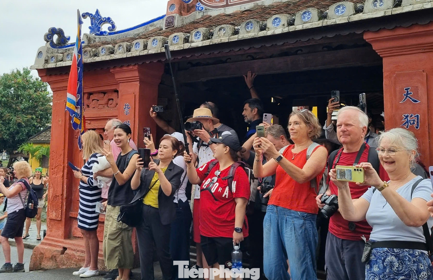 Kh&aacute;ch T&acirc;y chen ch&acirc;n xem diễu h&agrave;nh ở Hội An- Ảnh 6.