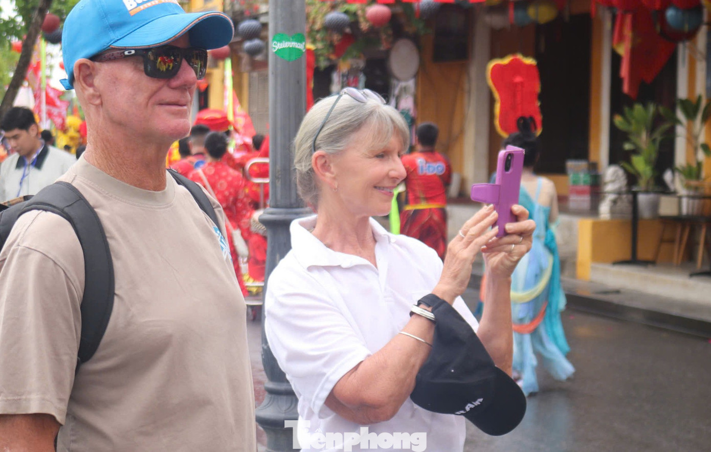 Kh&aacute;ch T&acirc;y chen ch&acirc;n xem diễu h&agrave;nh ở Hội An- Ảnh 16.