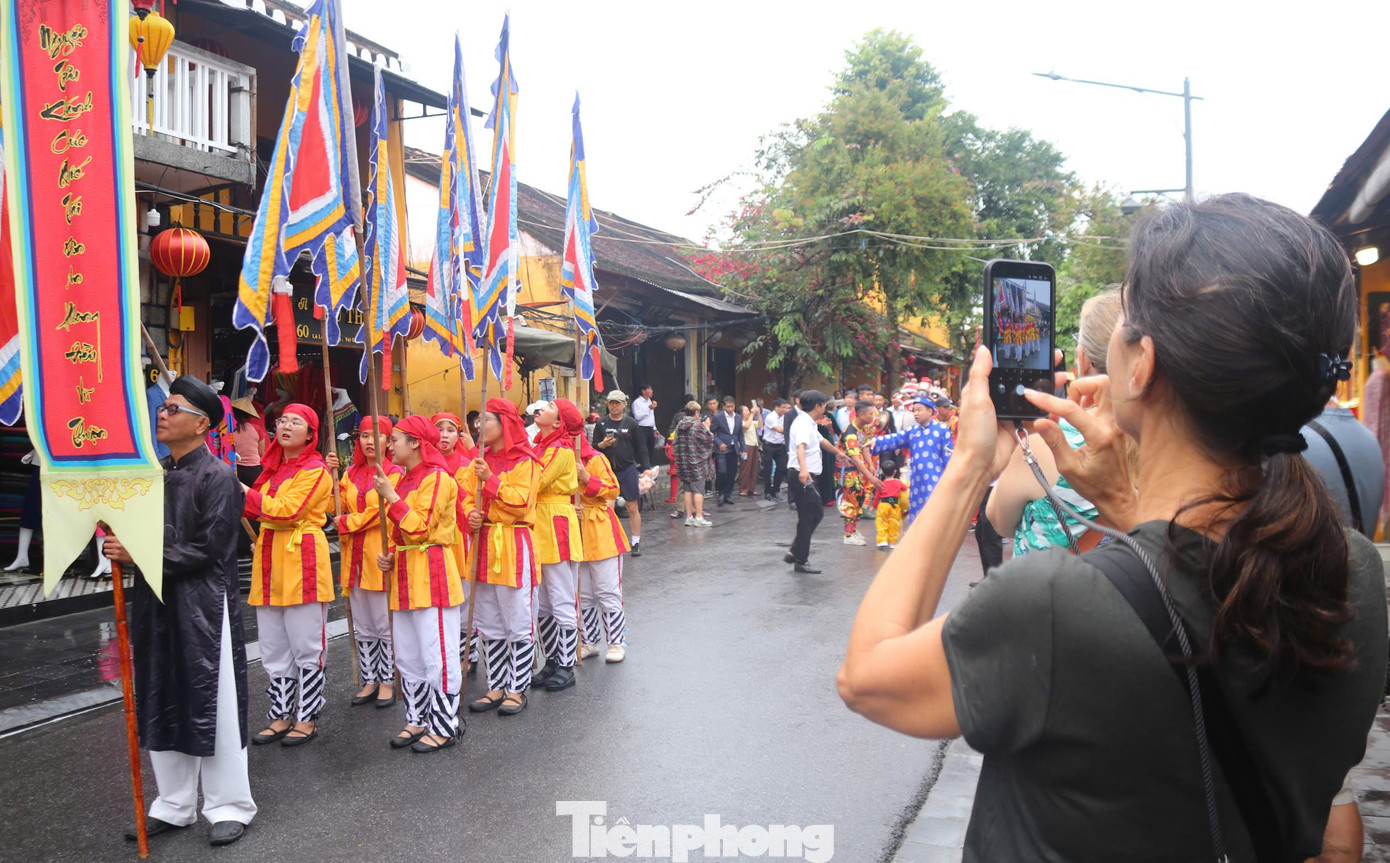 Kh&aacute;ch T&acirc;y chen ch&acirc;n xem diễu h&agrave;nh ở Hội An- Ảnh 17.
