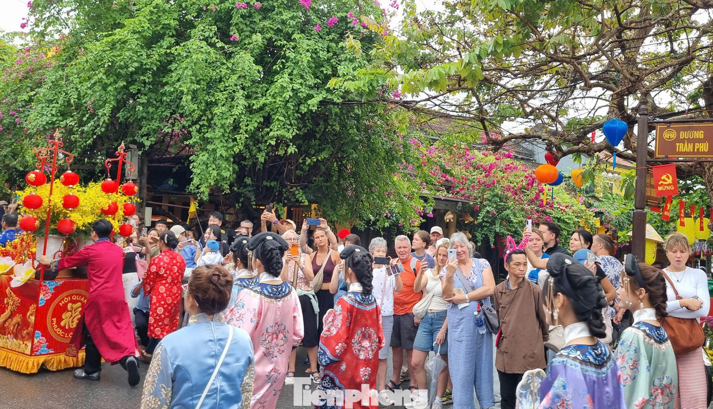 Kh&aacute;ch T&acirc;y chen ch&acirc;n xem diễu h&agrave;nh ở Hội An- Ảnh 8.