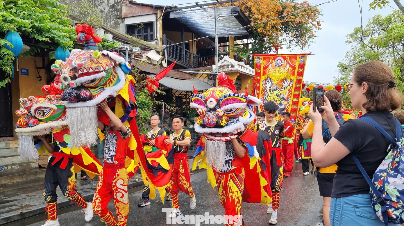 Kh&aacute;ch T&acirc;y chen ch&acirc;n xem diễu h&agrave;nh ở Hội An- Ảnh 15.