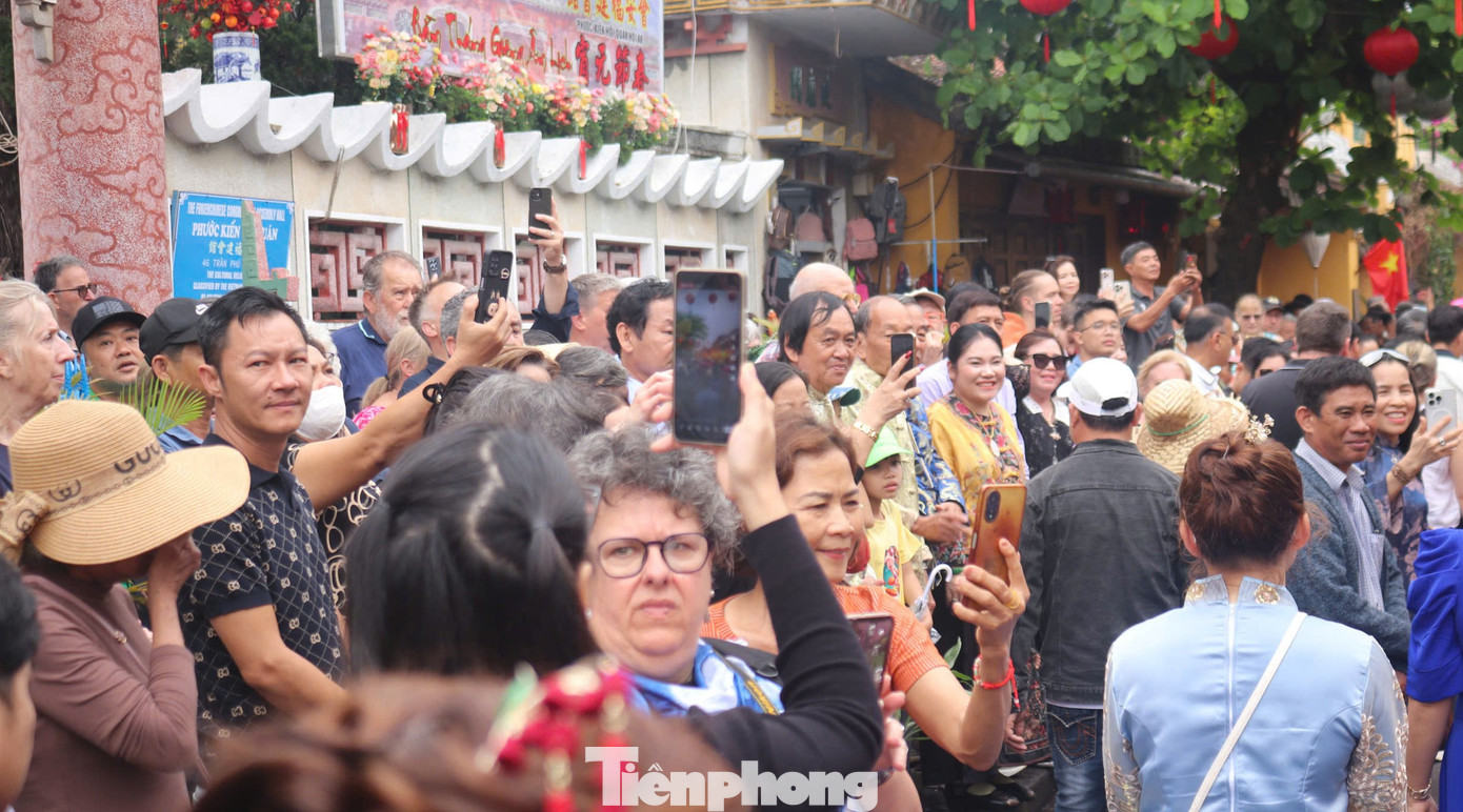 Kh&aacute;ch T&acirc;y chen ch&acirc;n xem diễu h&agrave;nh ở Hội An- Ảnh 10.