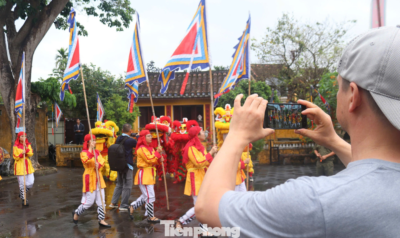 Kh&aacute;ch T&acirc;y chen ch&acirc;n xem diễu h&agrave;nh ở Hội An- Ảnh 5.