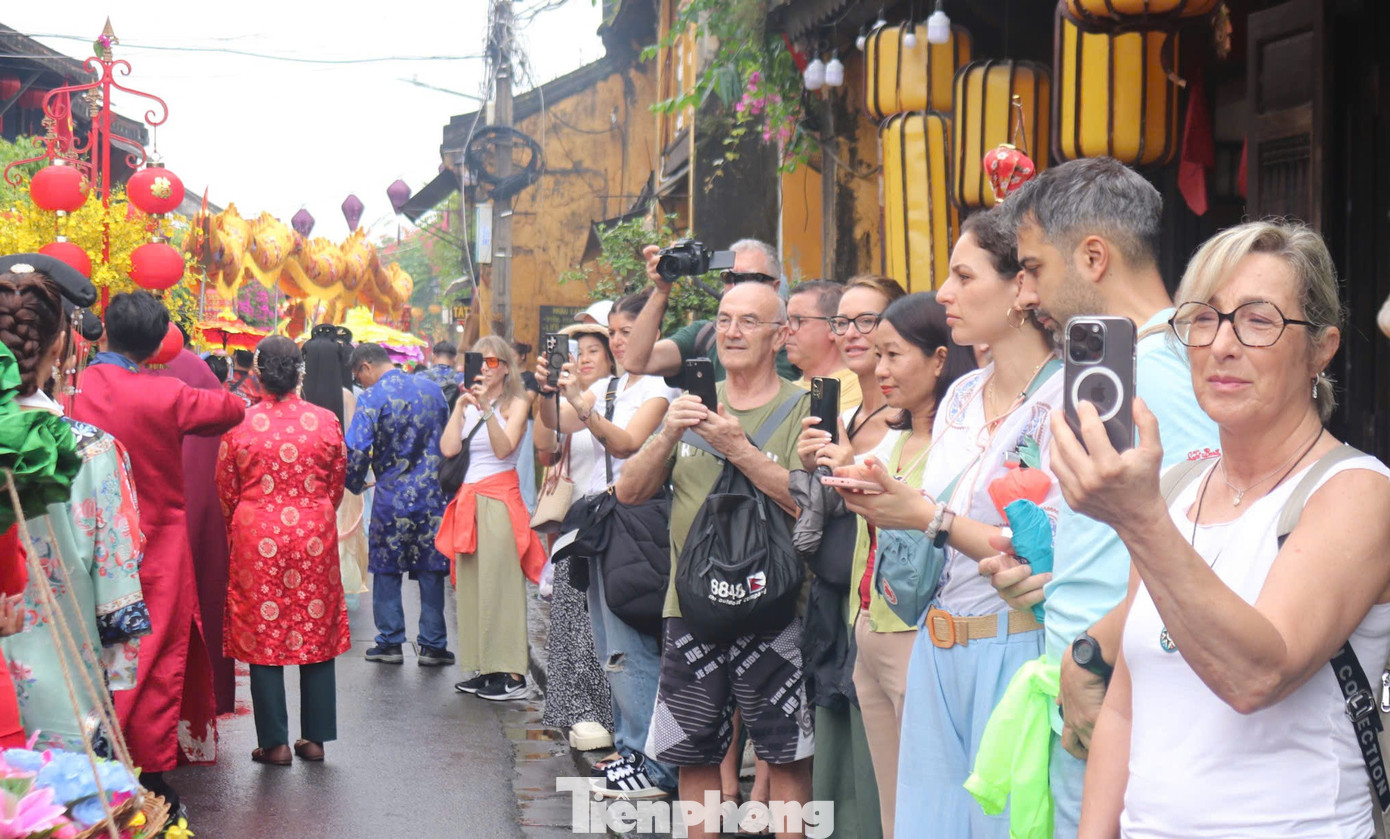 Kh&aacute;ch T&acirc;y chen ch&acirc;n xem diễu h&agrave;nh ở Hội An- Ảnh 7.